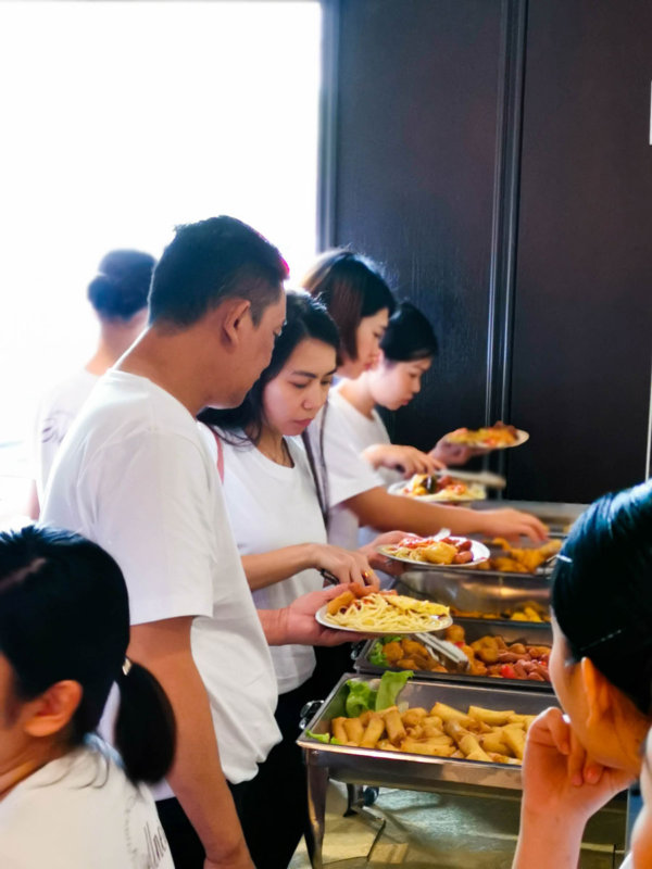 idocatering buffet catering guests