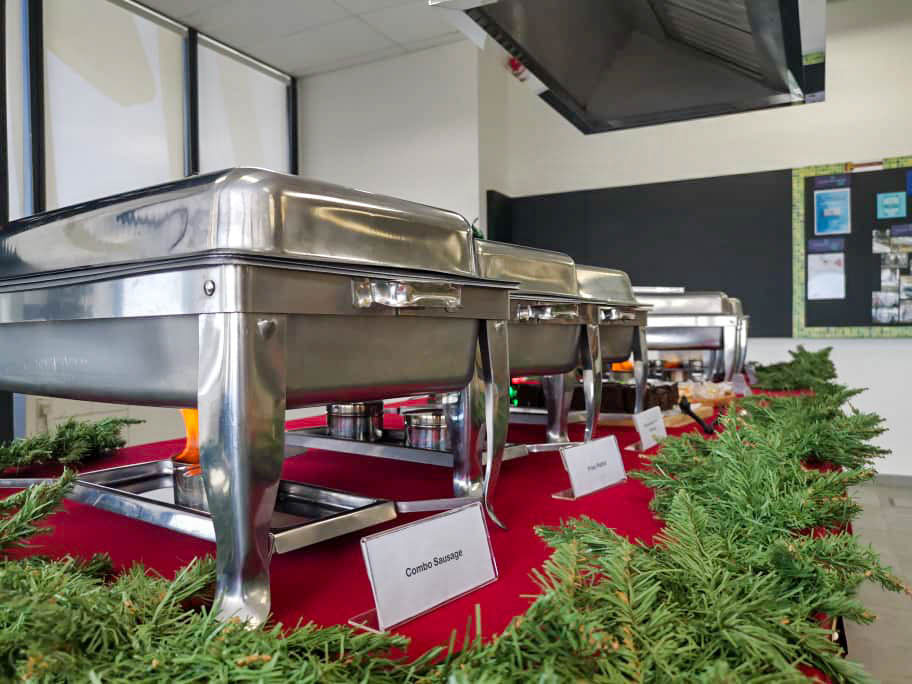 idocatering catering event with silver trays and flower deco