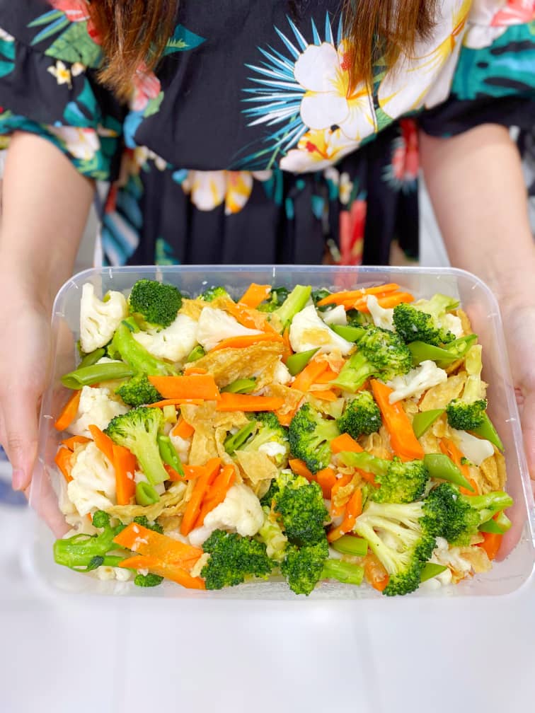 vegetables broccoli and carrots in lunchbox large transparent container 