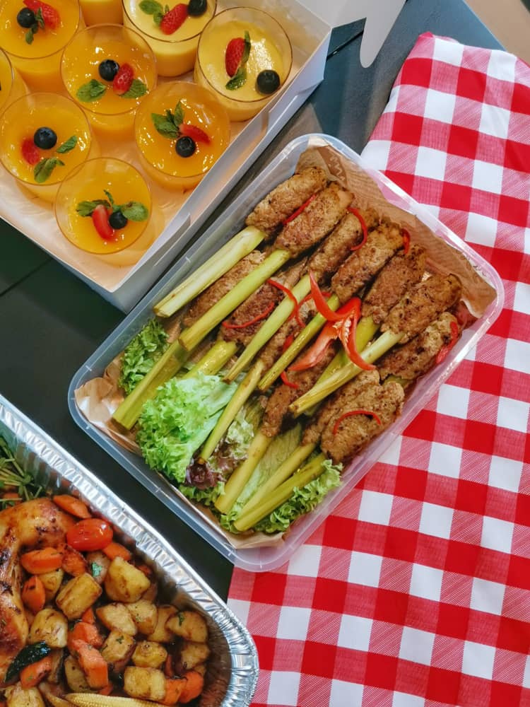 idocatering christmas catering meat stick, mashed potato and desserts in cup