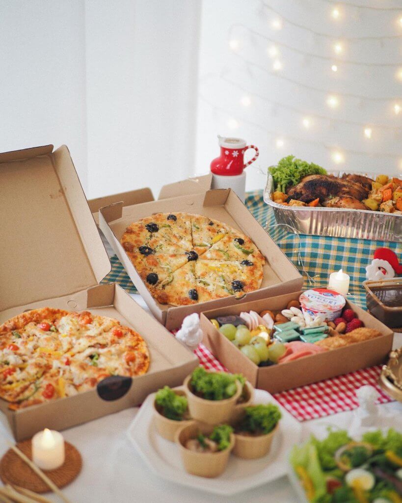 idocatering christmas catering with fairy lights, pizza, turkey, cupcakes