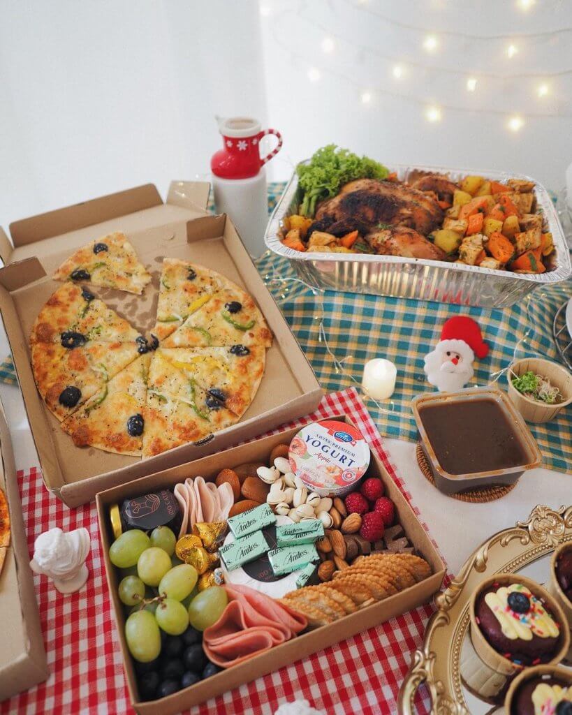 idocatering christmas catering with fairy lights, pizza, turkey, green grapes