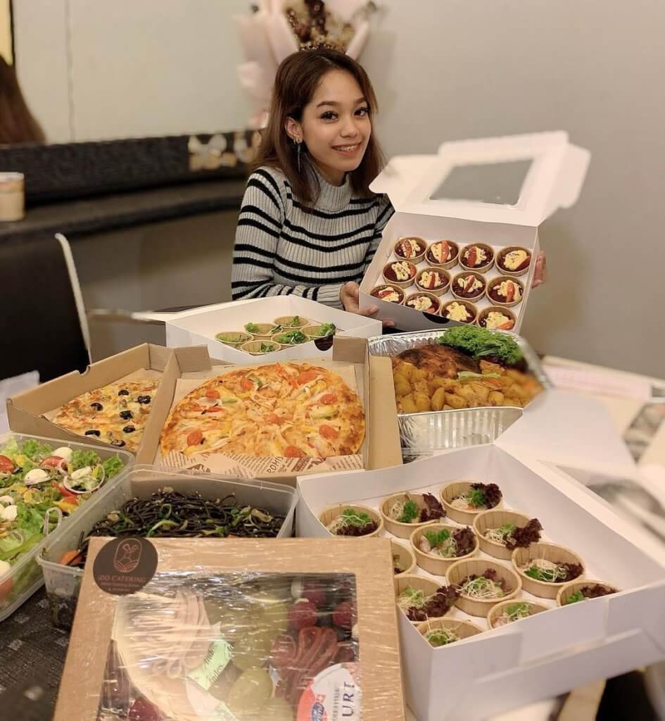 idocatering beautiful lady KOL posing for christmas catering with fairy lights, pizza, salad, potatoes