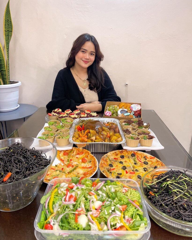 idocatering beautiful lady KOL posing for christmas catering with fairy lights, pizza, salad, potatoes 2