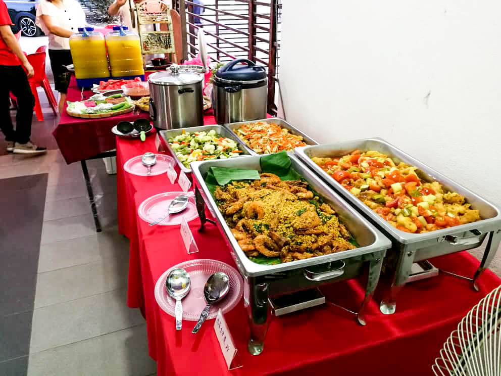 idocatering food catering service with silver trays 7